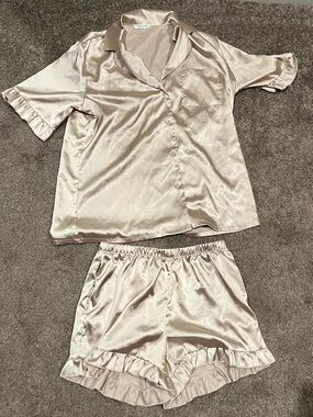 Ekouaer Luxury Satin Short Sleeve Pajama Set in Shiny Cream, Medium